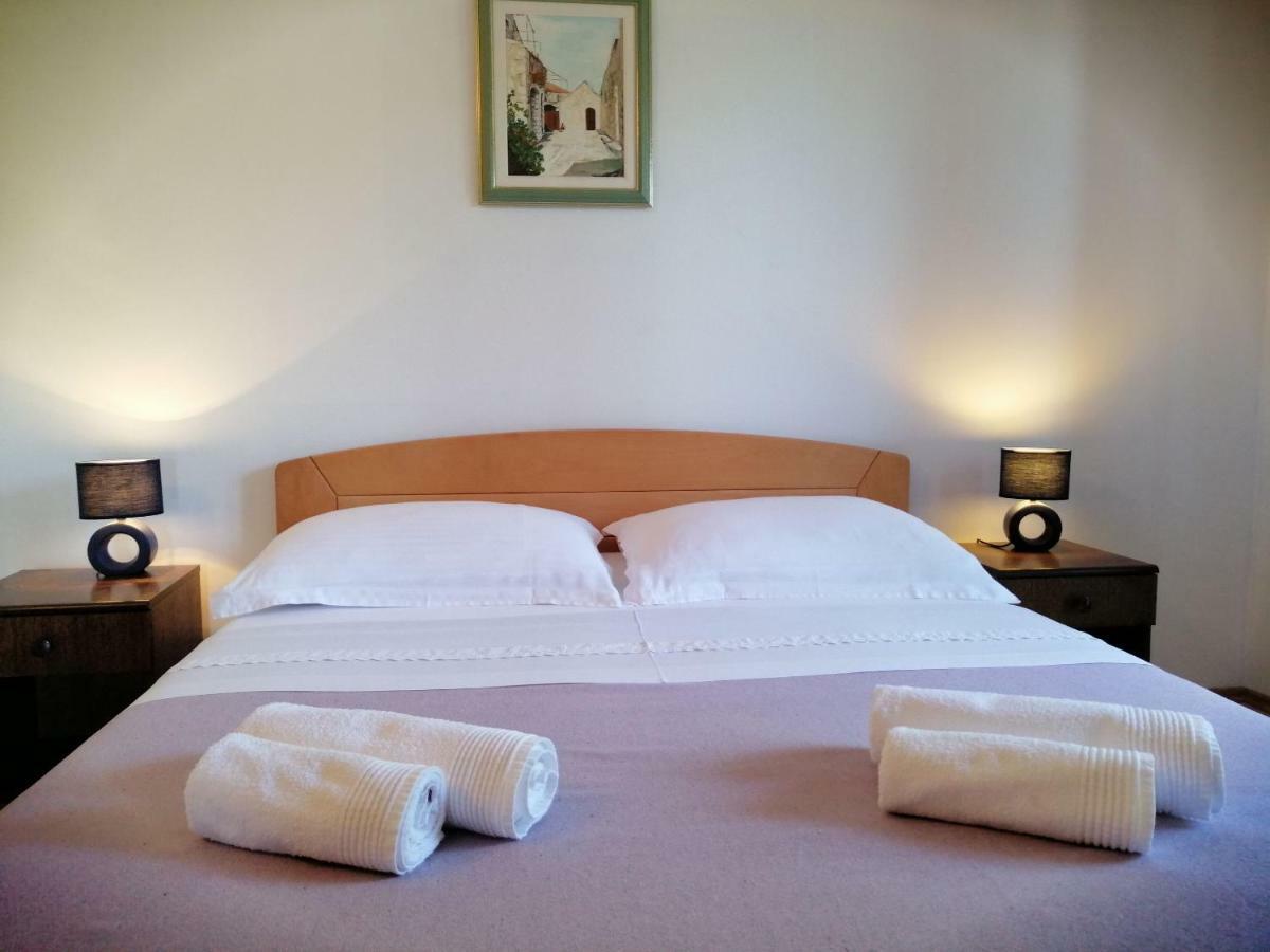 ילסה Apartments And Room Caric מראה חיצוני תמונה