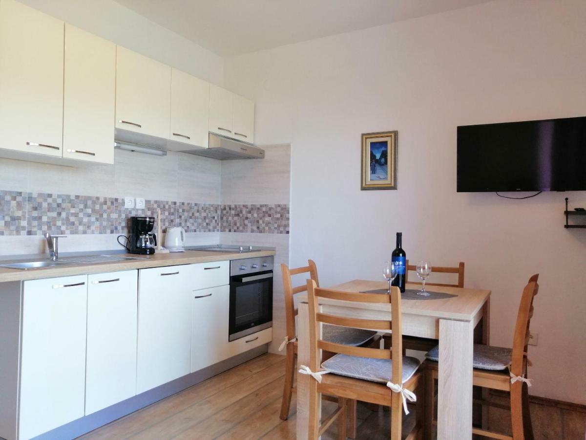ילסה Apartments And Room Caric מראה חיצוני תמונה