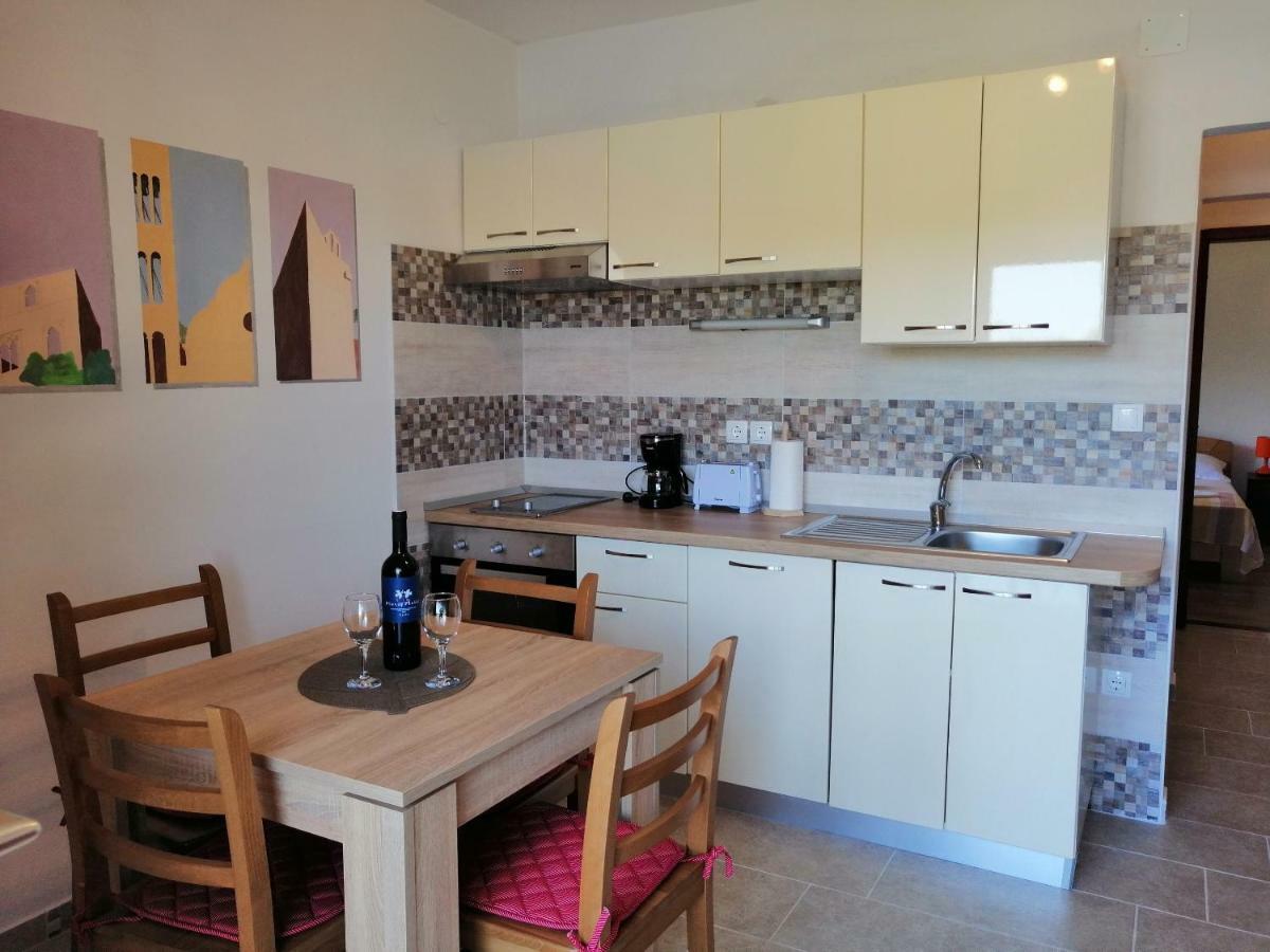 ילסה Apartments And Room Caric מראה חיצוני תמונה