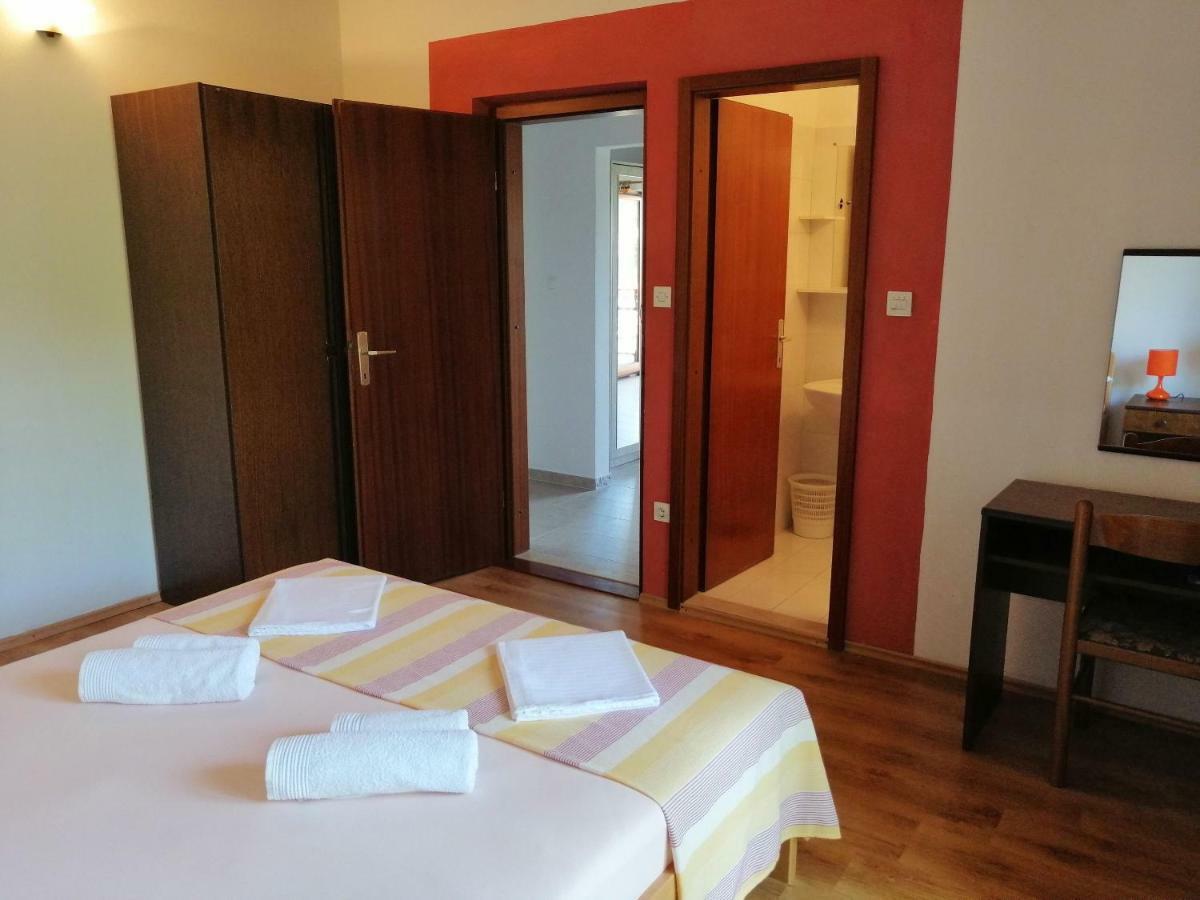ילסה Apartments And Room Caric מראה חיצוני תמונה