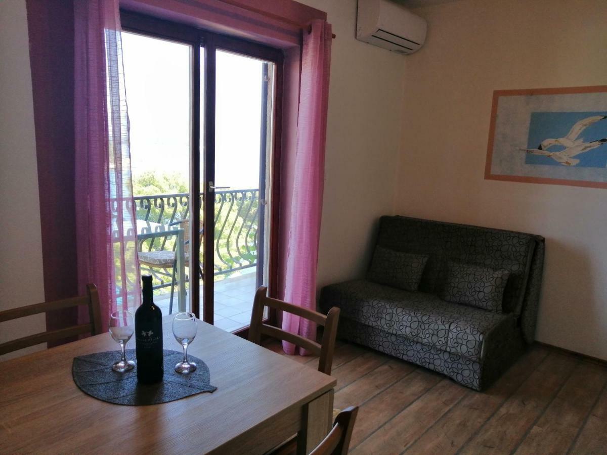 ילסה Apartments And Room Caric מראה חיצוני תמונה