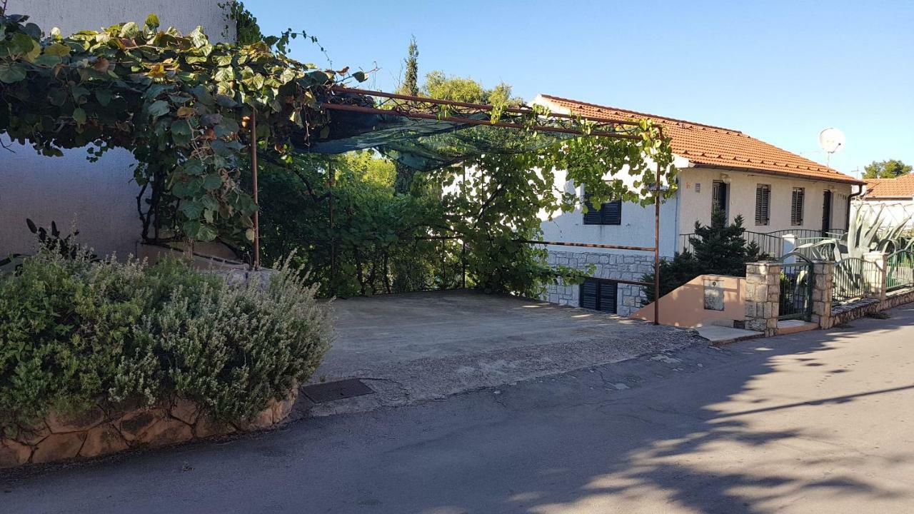 ילסה Apartments And Room Caric מראה חיצוני תמונה